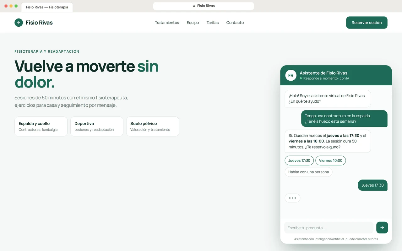 Web de una clínica de fisioterapia con el asistente de IA abierto, ofreciendo huecos para una cita